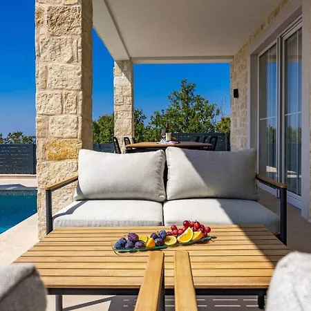 Bella Vista With Pool And Seaview