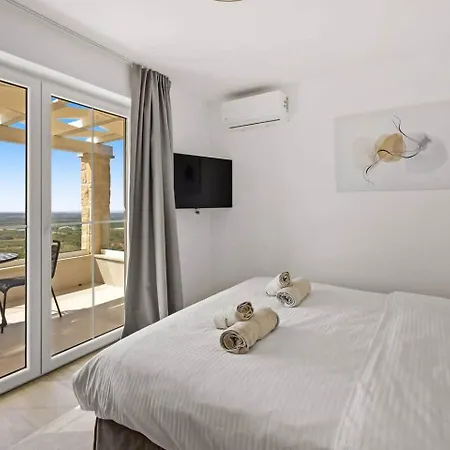 Bella Vista With Pool And Seaview *